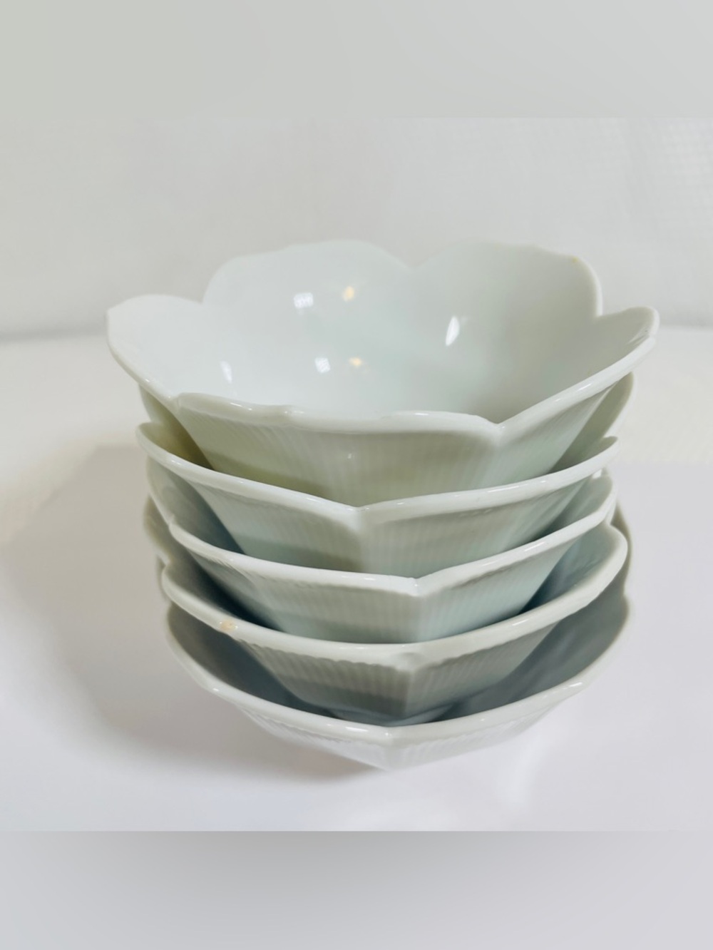 Vintage White Milk Glass Lotus Petal Bowls Scalloped Dessert Set of 5. - Picture 4 of 8